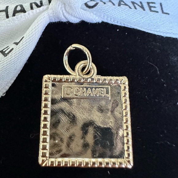 ✨Chanel Gold Tone Zipper Pull Button Crystal
Charm Pendant✨ - Picture 6 of 9